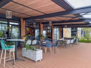 比勒陀利亚Crystal Lagoon Homes的户外庭院设有桌椅和窗户。