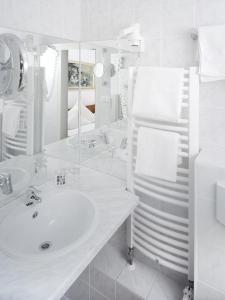 伊瑟隆Haus Von Der Heyde的白色的浴室设有水槽和镜子