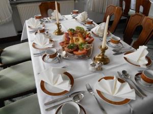 伊瑟隆Haus Von Der Heyde的一张桌子,上面有白色的桌布,上面有食物