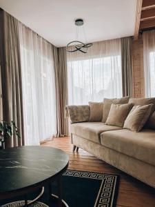 库多瓦-兹德鲁伊Parkowy Kudowa的客厅配有沙发和桌子
