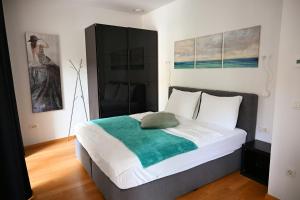 卢布尔雅那Argo Apartments的一间卧室配有一张带绿毯的床