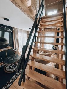 库多瓦-兹德鲁伊Parkowy Kudowa的木质楼梯,铺有木地板
