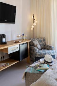 德拉塞尔瓦港克里斯托港酒店暨Spa的一间带电视和沙发的客厅