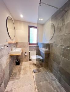 巴哈拉赫巴查瑞彻酒店的一间带水槽、卫生间和淋浴的浴室