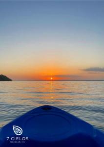 巴卡拉尔7 CIELOS BACALAR.的从船背上欣赏日落美景