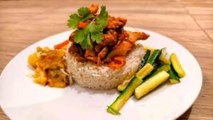 马翁Jayla Homestay的米饭和蔬菜的白盘食物