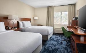 沃灵福德Fairfield by Marriott Inn & Suites Wallingford New Haven的酒店客房配有两张床和一张书桌