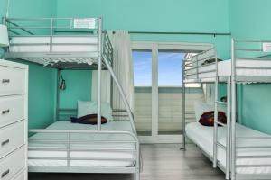 印第安帕斯Indian Summer by Pristine Properties Vacation Rentals的带窗户的客房内的两张双层床