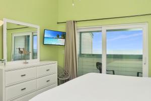 印第安帕斯Indian Summer by Pristine Properties Vacation Rentals的一间卧室配有一张床、镜子和窗户