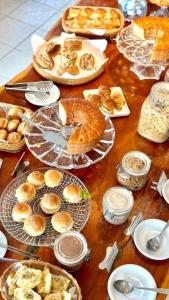 若昂佩索阿Kastel Jampa Hotel的餐桌上摆放着面包和糕点