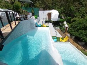 曼努埃尔安东尼奥Glamping Tomaselli的一个带水滑梯的游泳池