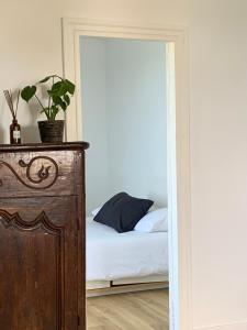 比达尔Villa Anvers Guethary的一间卧室配有一张床和一个带镜子的门