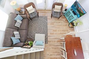 Cape San BlasNarrow Escape by Pristine Properties Vacation Rentals的享有客厅的顶部景致,客厅配有沙发和椅子