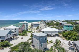 Cape San BlasNarrow Escape by Pristine Properties Vacation Rentals的享有小镇的空中景致,设有房屋和大海