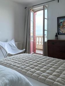 比达尔Villa Anvers Guethary的一间卧室设有一张床和一个滑动玻璃门