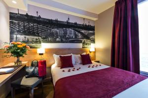 巴黎巴黎午夜酒店的酒店客房,设有床铺、书桌和桥梁