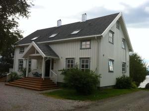纳姆索斯Stenegården的白色房子,有 ⁇ 帽屋顶