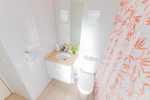 卡拉马Céntrico y vista insuperable的浴室设有卫生间、水槽和淋浴帘
