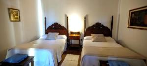卡法亚特Finca El Recreo的小房间设有两张床和一张桌子