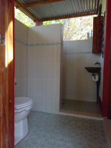 Santa RitaJungle Vacation Home with river and waterfall.的一间带卫生间和水槽的浴室