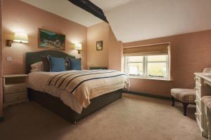 林茅斯蓝球旅馆的一间卧室设有一张大床和一个窗户。