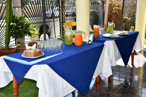 SalamancaHotel My House的一张蓝色桌子,上面有食物和饮料