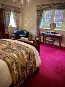 米德尔赫姆Braithwaite Hall Bed & Breakfast的一间卧室配有一张床、一张桌子和一把椅子