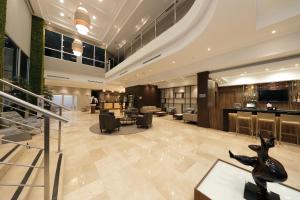 巴拿马城Victoria Hotel and Suites Panama的大堂,带餐厅的酒店