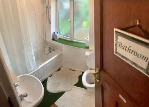 曼彻斯特Stay Inn M30的一间带水槽和卫生间的浴室以及窗户。