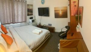 曼彻斯特Stay Inn M30的一间卧室配有一张床和一张带微波炉的书桌