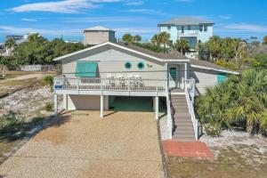 Cape San BlasCape Haus by Pristine Properties Vacation Rentals的一个带门廊和甲板的房子