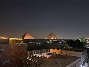 开罗Capo Pyramid的享有giza金字塔的景色