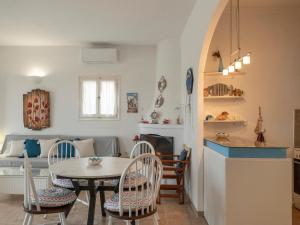 帕罗斯岛Cycladic home in Paros的厨房以及带桌椅的起居室。