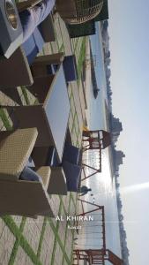 阿尔科兰منتجع اووه يامال البحري في الخيران OOh Yaa Mal的享有带桌椅的建筑的顶部景色