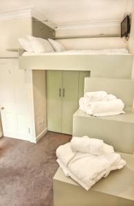 爱丁堡近荷里路德公园别致公寓的配有两张双层床的白色毛巾客房