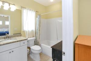 Cape San BlasReveille by Pristine Properties Vacation Rentals的浴室配有盥洗盆、卫生间和浴缸。