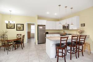 Cape San BlasReveille by Pristine Properties Vacation Rentals的厨房以及带桌椅的用餐室。