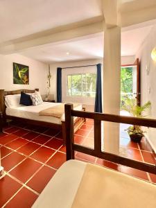 CalabazoSantuario Tayrona Hostel的一间卧室设有一张床和一个阳台