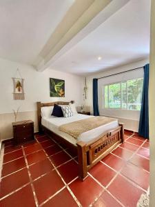 CalabazoSantuario Tayrona Hostel的一间卧室设有一张床和一个大窗户