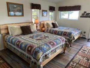 西沃德Bears Den Alaska Lodging的一间带两张床和一张沙发的卧室