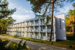 库瑞尼卡慕斯卡Hotel *** NAT Krynica Morska的前面有标志的建筑