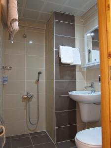 库萨达斯瑟根特酒店的带淋浴、卫生间和盥洗盆的浴室