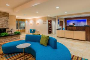 莫比尔摩拜尔费尔菲尔德旅馆&套房酒店的大堂内带蓝色沙发的客厅