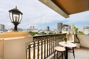 头顿CAMY Hotel Vung Tau的市景阳台配有桌椅。