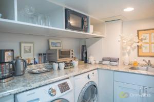 西雅图Gorgeous 1 Bedroom Space的厨房配有洗衣机和微波炉。