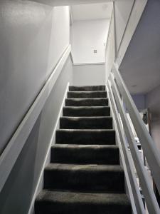 谢普顿马利特Midway的一座有黑色楼梯的房子里的楼梯