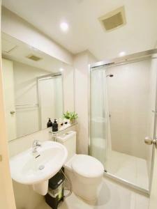 马尼拉Beach Front Living in the Heart of the City, AZURE Residences的浴室配有卫生间、盥洗盆和淋浴。