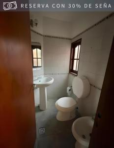 奇莱西托Cabaña Alpina del Centro的一间带卫生间和水槽的浴室