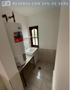 奇莱西托Cabaña Alpina del Centro的一间带水槽和台面的小浴室