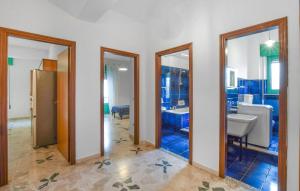 圣费尔迪南多2 Bedroom Cozy Apartment In San Ferdinando的浴室设有蓝色的墙壁、镜子和水槽
